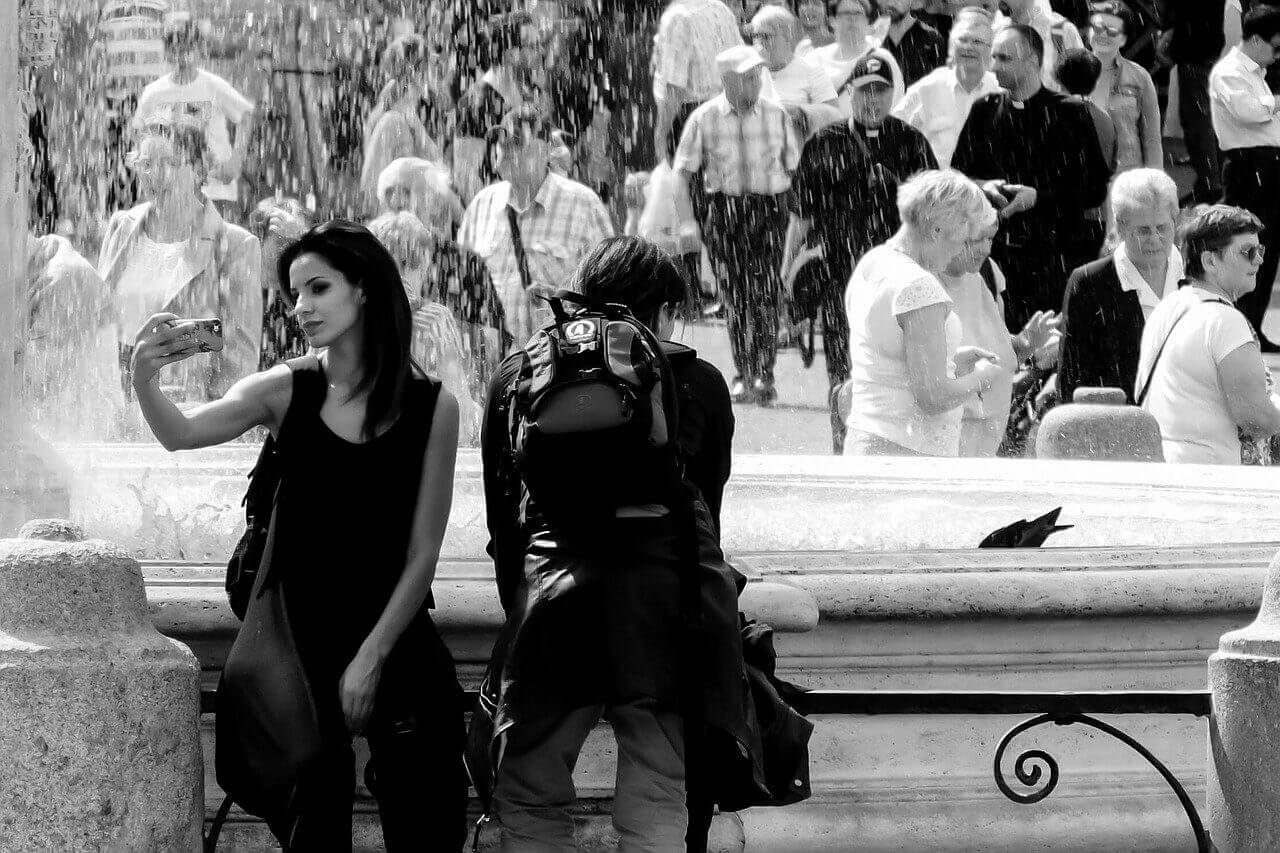 Girl on St Peter's Square fountain