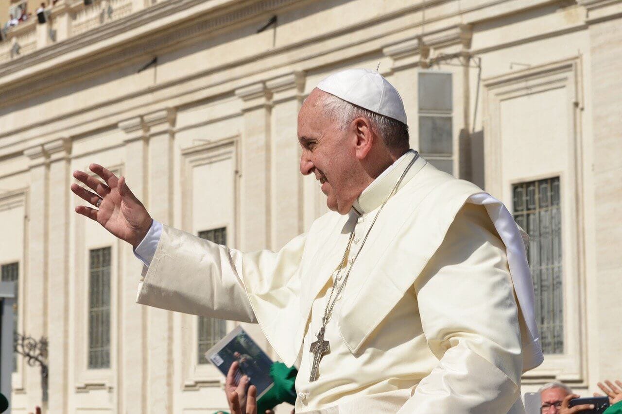 Audience of the Pope statue resurrection