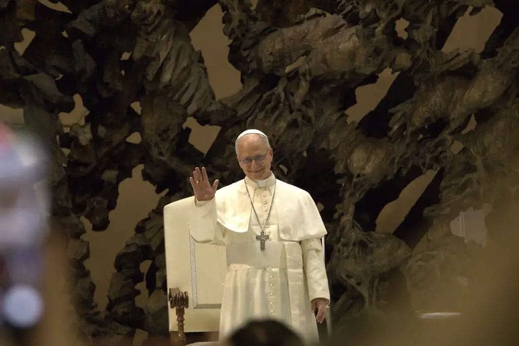 Audience of the Pope statue resurrection